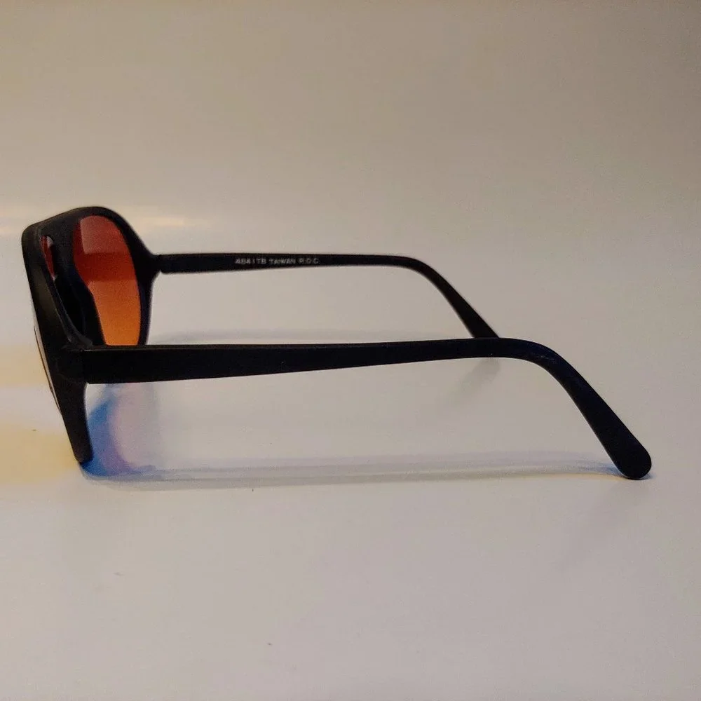 (NWT) Vintage 90's Kids Plastic Aviator Sports Sunglasses (M. Black)